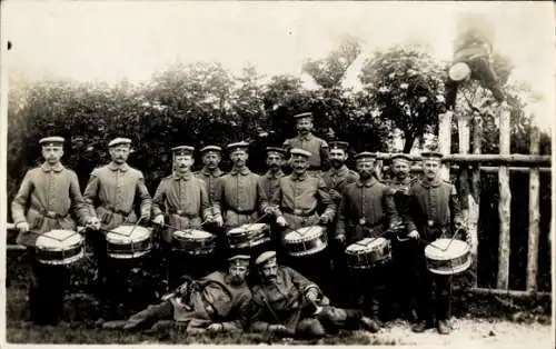 Foto Ak Soldaten mit Trommeln posieren