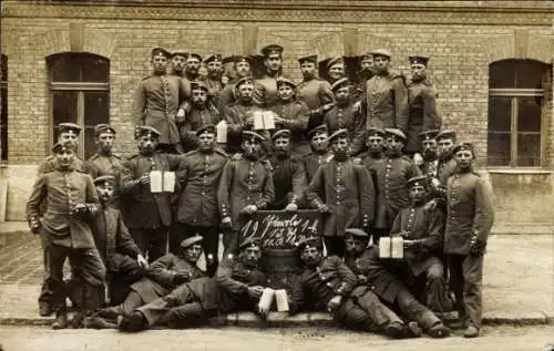 Foto Ak München, Deutsche Soldaten in Uniform, Gruppenbild mit Bierkrügen, Parole 1914