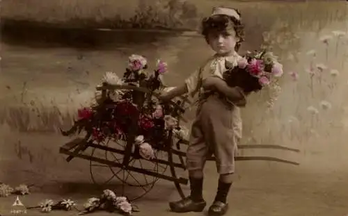 Ak Junge mit Blumen, Portrait