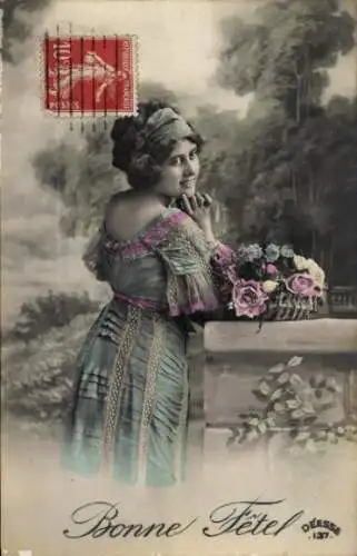 Ak Glückwunsch, schönes Fest, Frau mit Rosenkorb