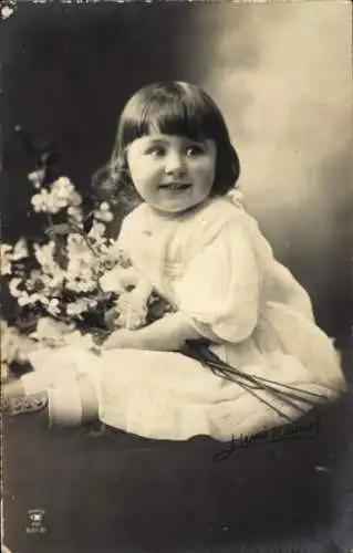 Ak Mädchen mit Blumenstrauß, Porträt