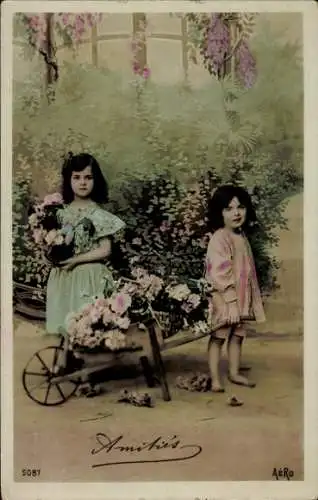 Ak zwei Mädchen mit Rosen in der Schubkarre