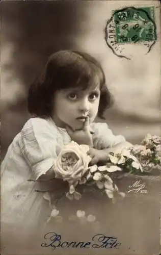 Ak Schöne Feiertage, Mädchenportrait mit Rose