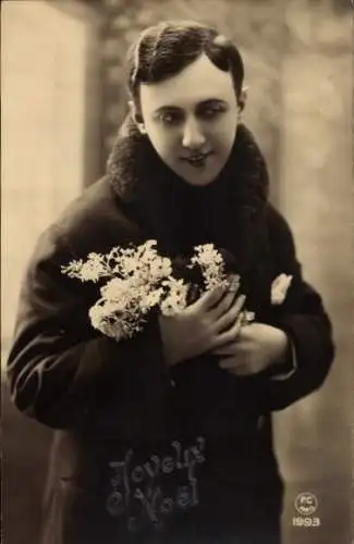 Ak Glückwunsch Weihnachten, Mann mit Blumenstrauß, Porträt