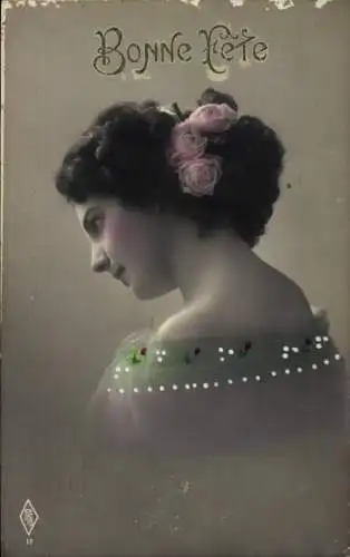 Ak Glückwunsch, Frau-Porträt, Blumen in den Haaren