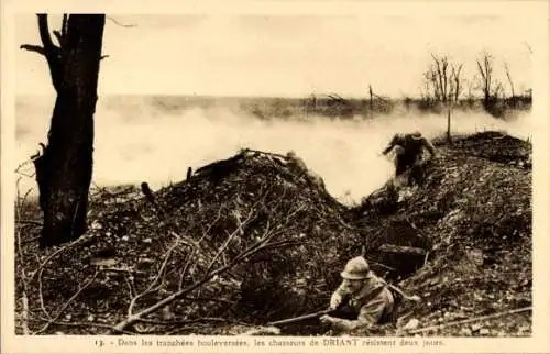 CPA Dans les tranchées bouleversées, les chasseurs de Driant résistent deux jours