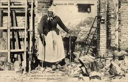 Ak Morin, 90-jährige Frau mit Hund vor zerstörtem Haus, 1. Weltkrieg, 1914