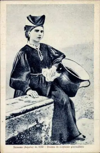Ak Scanno Abruzzo, Frau in Tracht sitzt auf einer Mauer und hält einen Topf auf dem Schoß