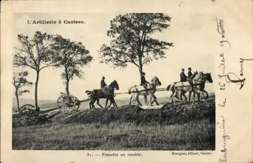 Ak Castres Tarn, Französische Artillerie in Castres. Ein Geschütz überquert eine Böschung.