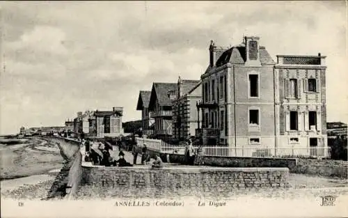 Ak Asnelles Calvados, Blick auf eine Uferpromenade mit Häusern im Hintergrund, Personen sind a...