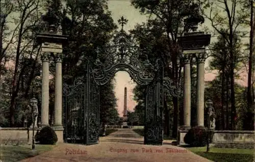 Ak Potsdam Sanssouci, Eingang zum Park von Sanssouci, große Toranlage, Bäume, Obelisk im Hinte...
