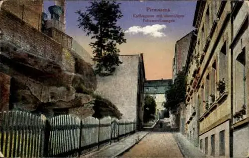Ak Pirmasens am Pfälzerwald, Kaffeegasse, ehemalige Felsenwohnungen, farbenfroher Himmel, Strasse