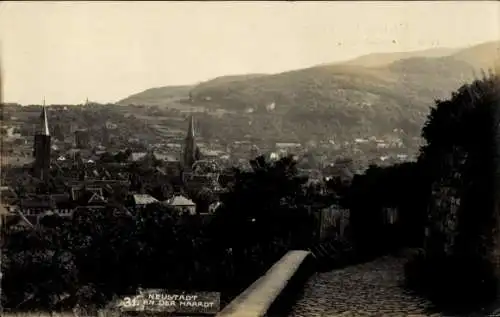 Ak Neustadt an der Haardt Neustadt an der Weinstraße , Blick auf Neustadt, Kirche, Berge, hist...
