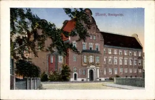 Ak Moers am Niederrhein, Amtsgericht, historische Architektur, schön angelegte Umgebung