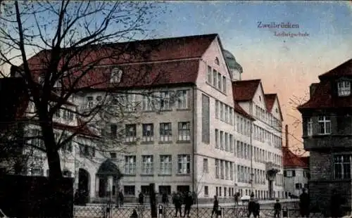 Ak Zweibrücken in der Pfalz,  Ludwigschule, historische Gebäude, Bäume, Personen