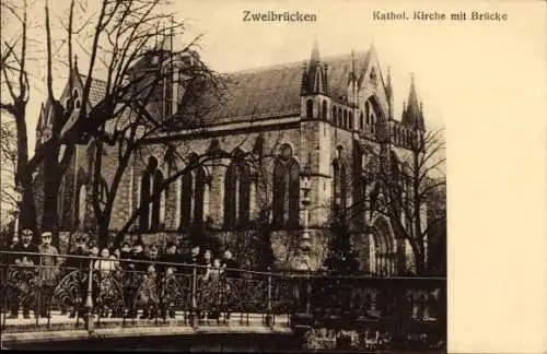 Ak Zweibrücken in der Pfalz, Katholische Kirche, Brücke, Menschenmengen