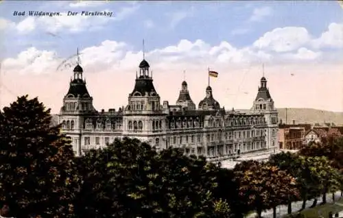 Ak Bad Wildungen in Hessen, Historisches Gebäude, Fürstenhof, grüne Bäume, bewölkter Himmel, d...