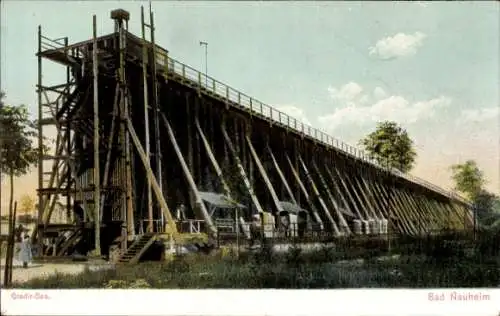 Ak Bad Nauheim in Hessen, Gradierbau, große Holzkonstruktion, Wald, Menschen