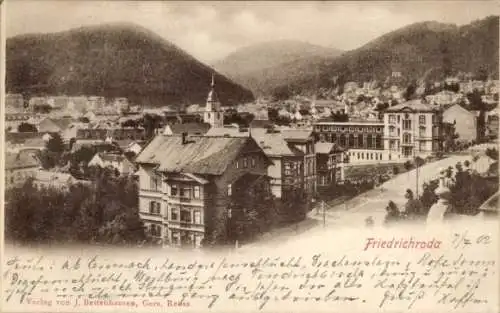 Ak Friedrichroda im Thüringer Wald, Stadtansicht  Gebäude, Berge im Hintergrund