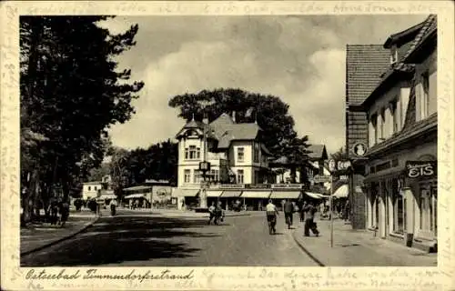 Ak Ostseebad Timmendorfer Strand, Ostseebad  Straßenszene, Menschen, Häuser, Geschäfte