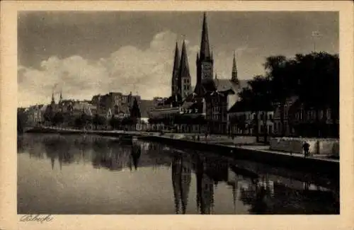 Ak Hansestadt Lübeck, Stadtansicht, Flussreflexion, historische Gebäude, hohe Türme
