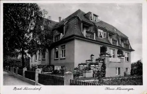 Ak Bad Nenndorf an der Weser, Haus Niemeyer, Gebäude mit Balkon, Garten und Weg
