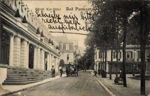 Ak Bad Pyrmont in Niedersachsen, Kur-Hotel, Straßenansicht, Menschen, Bäume