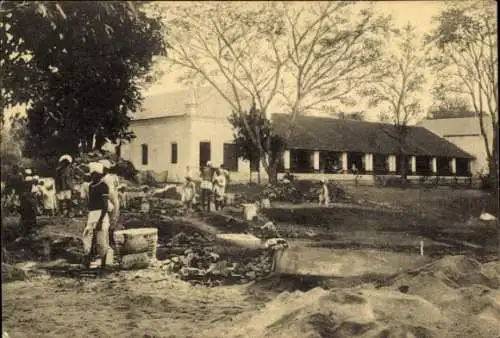 Ak Ranchi Indien, Schulgebäude, Bauarbeiten, Menschen, Bäume, historische Atmosphäre