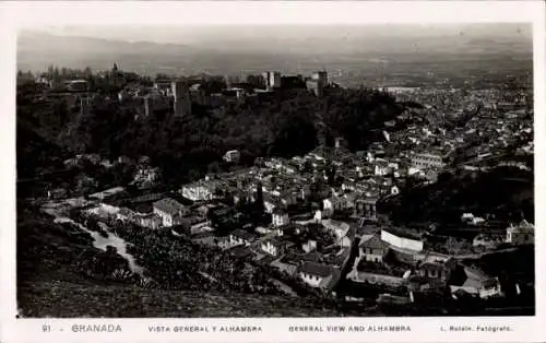 Ak Granada Andalusien Spanien, Schwarz-Weiß-Foto, Blick auf die Alhambra, Stadtansicht, bergig...