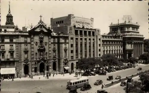 Ak Madrid Spanien, Städtische Architektur, Banken, Straßenszenen, historische Autos, Straßenbahn
