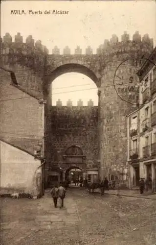 Ak Avila Kastillen und Leon, Puerta del Alcázar, historische Stadtmauer, zwei Personen auf der...