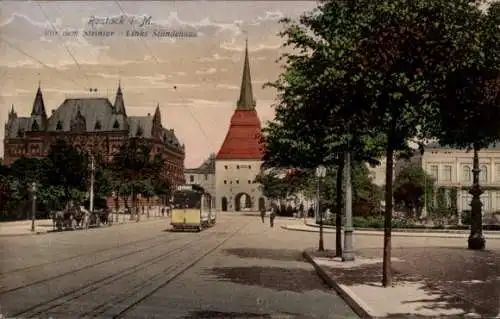 Ak Hansestadt Rostock, Vorderansicht des Steintors, Ständehaus links, Straßenbahn, Personen, Gebä
