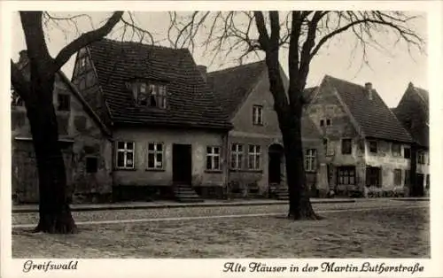 Ak Hansestadt Greifswald, Alte Häuser, Martin Lutherstraße,  Architektur, schwarz-weiß