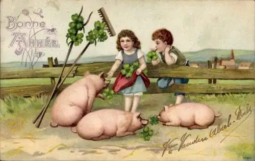 Präge Ak Neujahr, Kinder füttern Schweine mit Kleeblättern