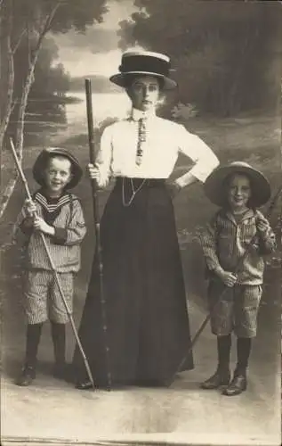 Foto Ak Frau mit Kindern, Wandern