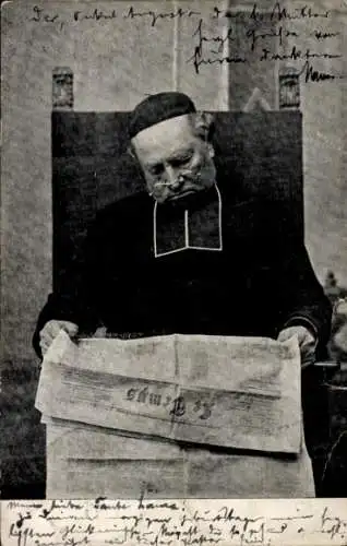 Ak Geistlicher mit Zeitung, Portrait