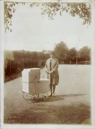 Foto Frau mit Kinderwagen, Portrait