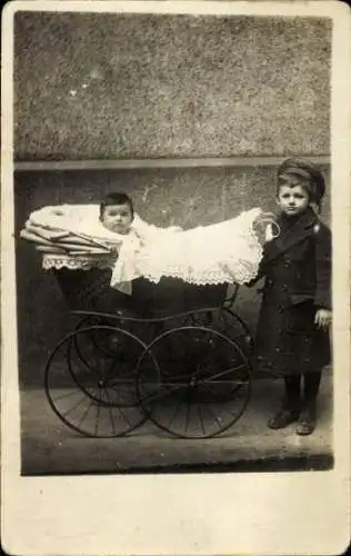 Foto Ak Kinderwagen, Geschwister