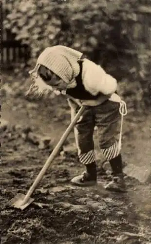 Ak Puppenmütterchens Gartenarbeit, Mädchen