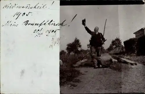 Foto Ak Mein Brunfthirsch, Jäger mit erlegtem Hirsch