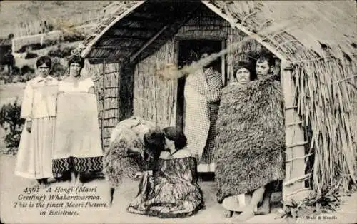 Ak Neuseeland, Maori, Gruppenfoto, Wohnhaus