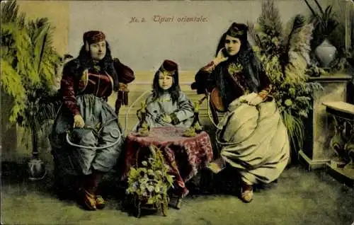 Ak Frauen in arabischen Trachten, Pflanzen, Blumen, Tisch