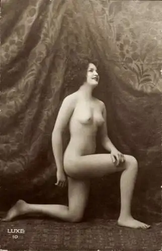 Foto kniender Frauenakt, Busen