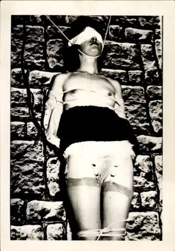 Foto Ak Frauenakt, gefesselte Frau in Strapsen