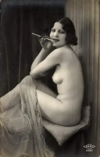 Foto Ak Sitzender Frauenakt, Zigarette im Halter