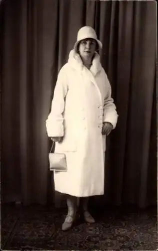 Foto Ak Frau mit Hut, Mantel, Portrait
