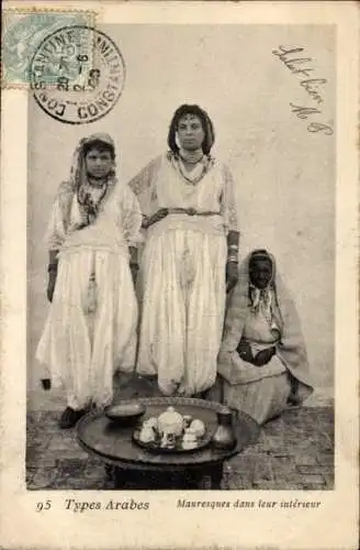 Ak Maghreb, Araberinnen in Trachten, Tisch, Tassen