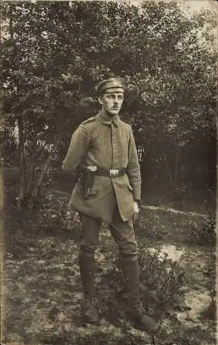 Foto Ak Uniformierter mit Pistole