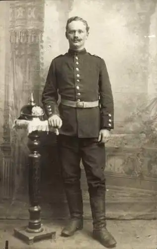Foto Ak Portrait Uniformierter mit Pickelhaube