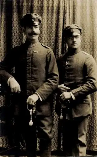 Foto Ak Portrait Uniformierte mit Säbel